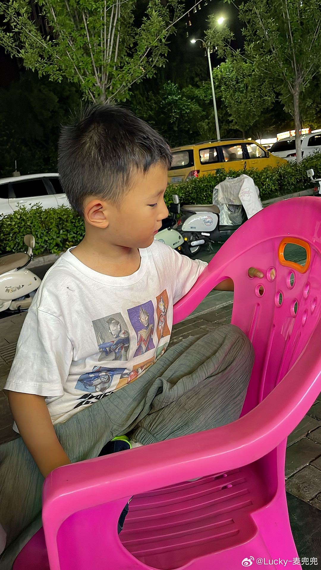 来吃烧烤了本来麦兜看中了路边的寿司🍣但是前几天看说路边摊的蛋糕寿司可能会变质就