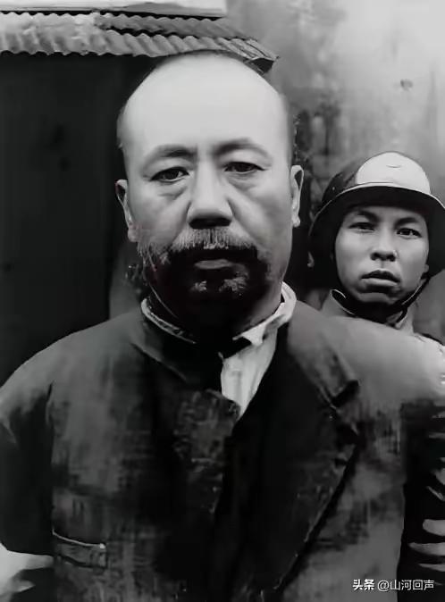 1950年陈宝仓在台湾被枪决后，两位部下偷偷去刑场找遗体。他们认出右眼瞎加身上几