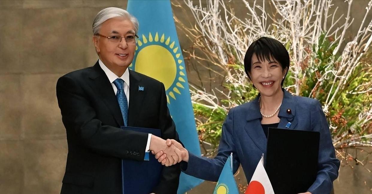 哈萨克总统扎卡耶夫访问日本，与高市早苗签署多项协议，中亚第一个不稳定因素出现了。