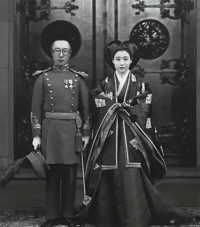 1926年，溥杰的妻子唐怡莹，趁他不在家总和张学良幽会。后来张学良向溥杰坦白自己