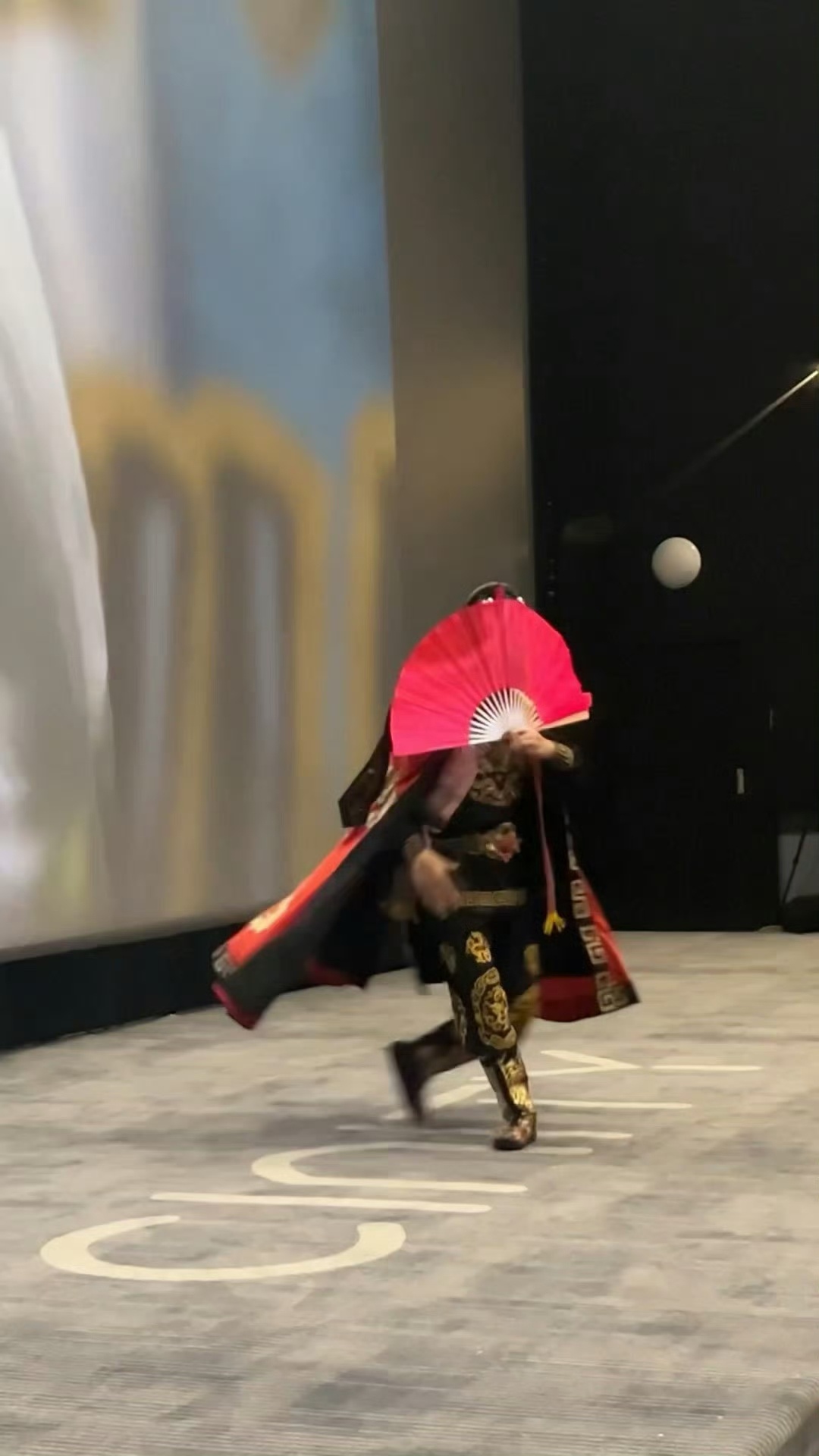 佛得角进球后球迷真变脸线下观赛开场川剧表演热闹十足，本以为只是普通助兴节目，佛得