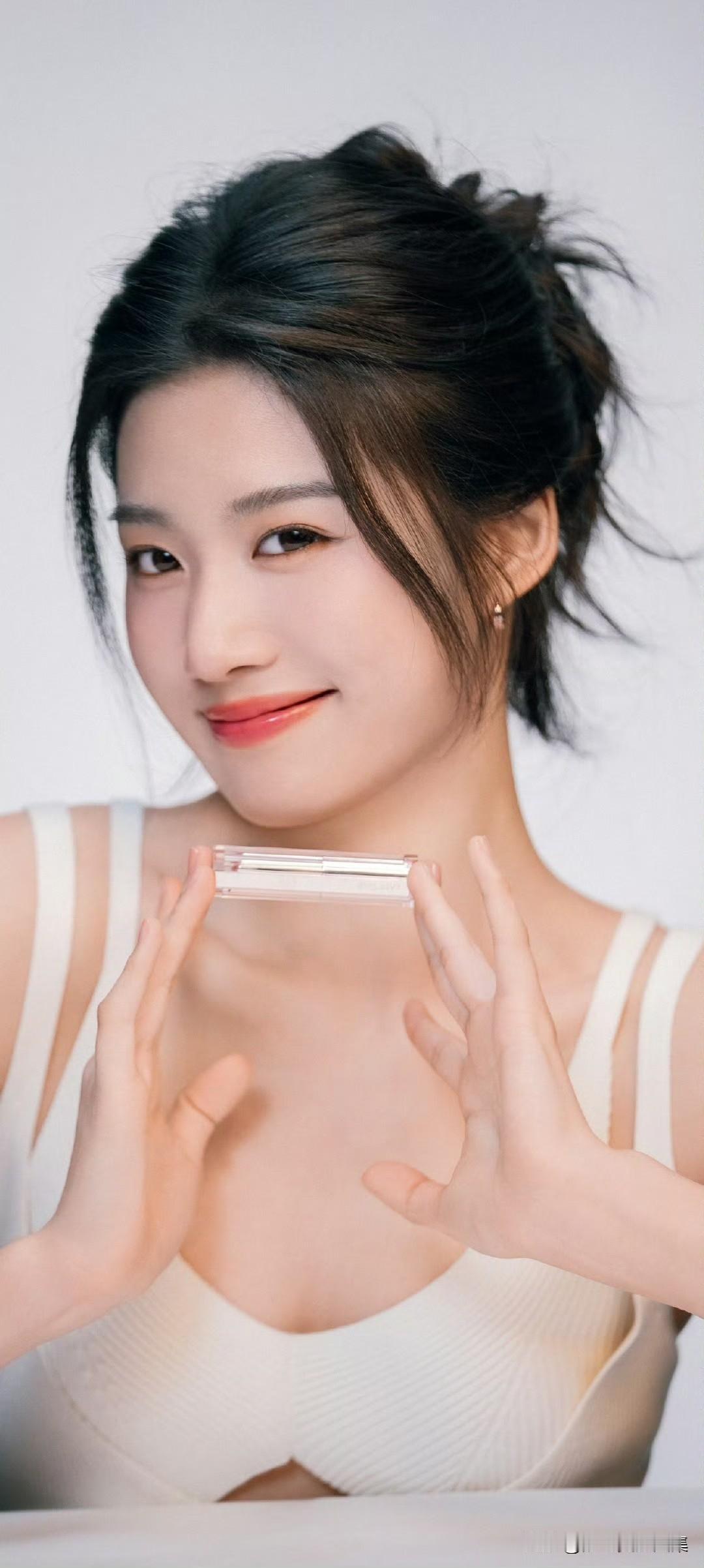 女生想要穿搭得优雅，白色系穿搭是个很不错的选择，就像卢昱晓的白色系造型，清纯甜美