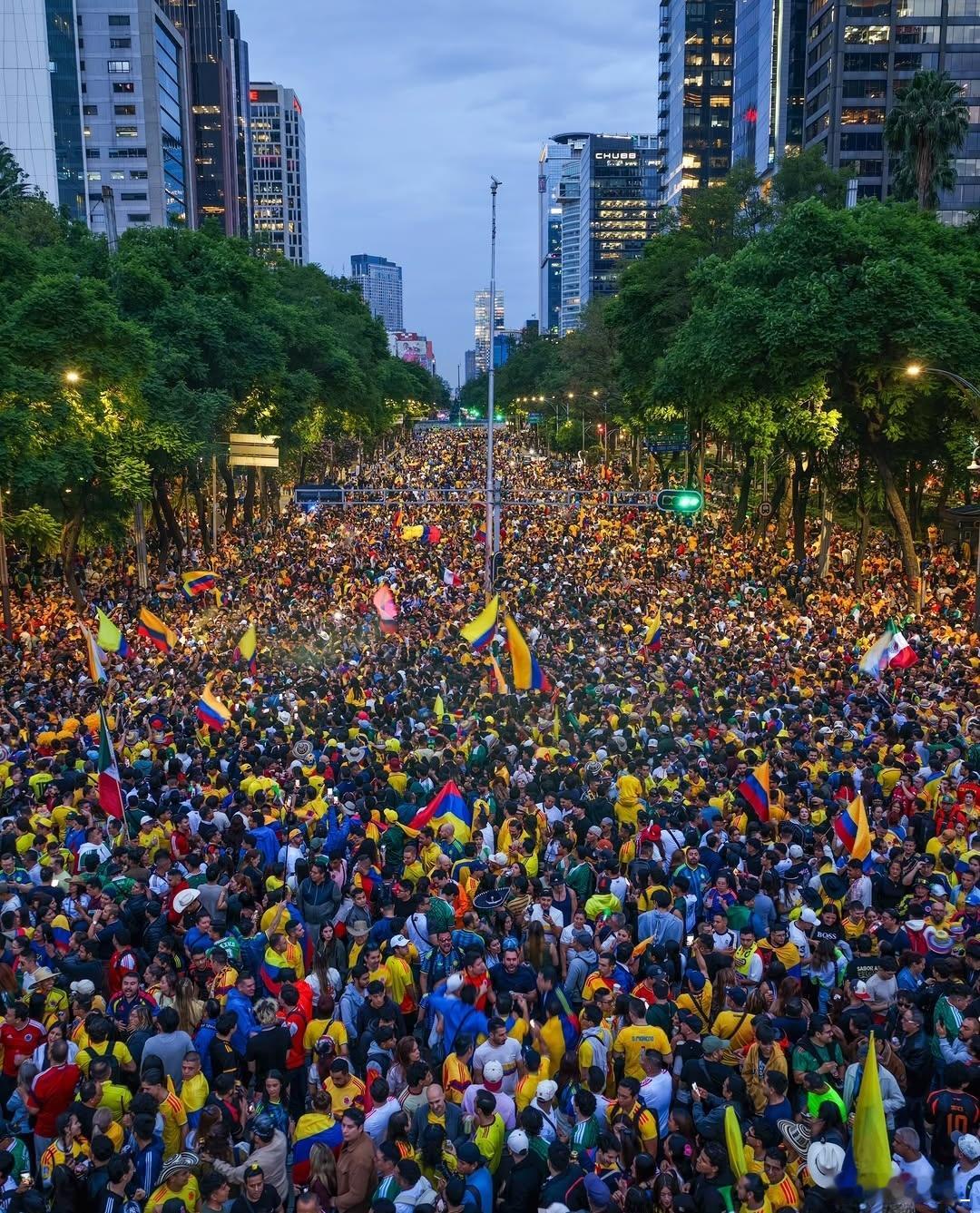 JR10J罗🇲🇽此刻的墨西哥城已经是黄色的海洋🇨🇴todosconjam