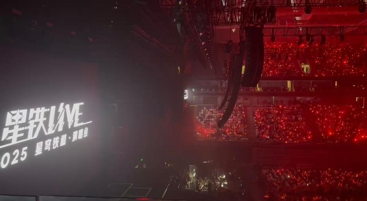 开拓者认亲现场星穹铁道演唱会这就是崩铁二周年演唱会的现场？真的是人声鼎沸！虽然我