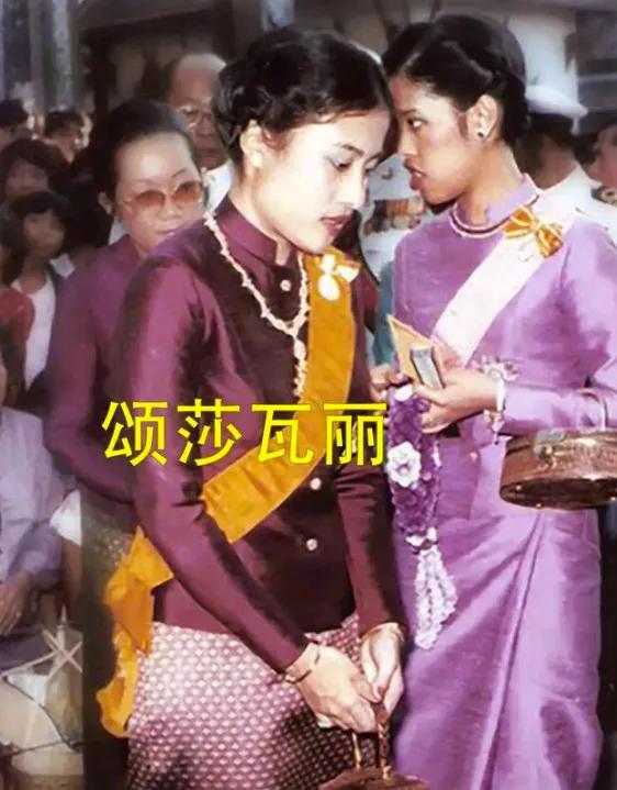 曾经的颂妃和小姑子擦肩而过，诗丽吉这生病的小女儿衬得颂妃貌美如花。不知咋地，后来