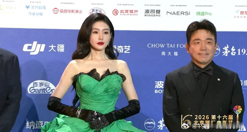 张天爱撩头发这下气场全开张天爱好美