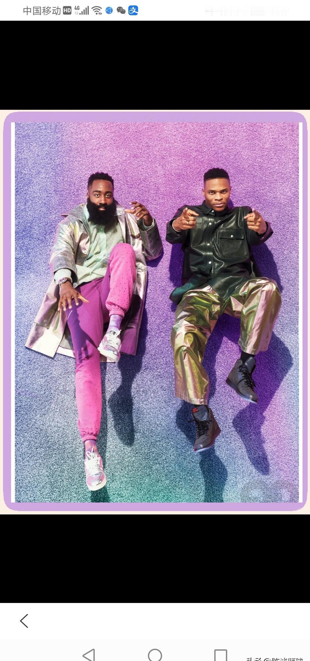 哈登第四节坐回板凳时，毛巾盖住了整张脸。
威少在对面替补席嚼着口香糖，眼神穿过记