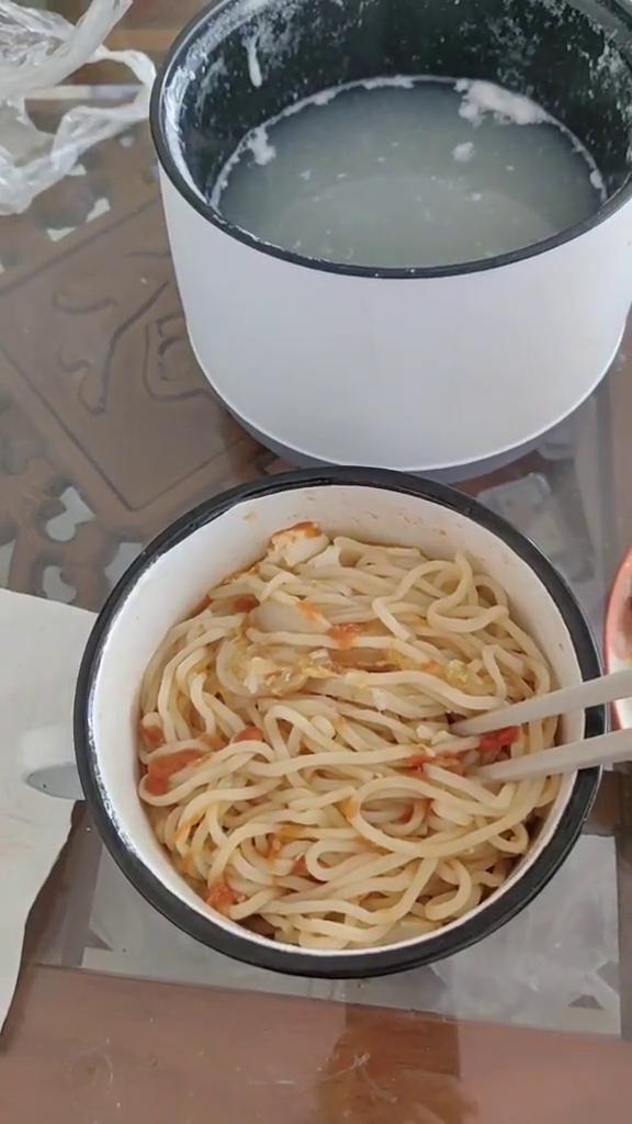 五月一日劳动节了，早餐吃个面条，今天继续上班。