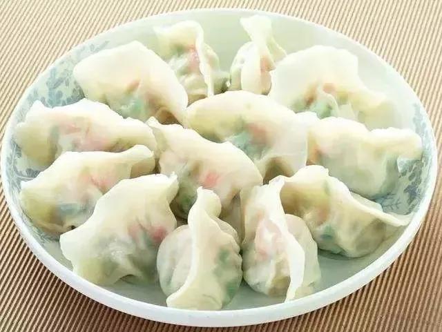 小时候曾经参与过一个很无聊但却很激烈的辩论：世界上到底是用筷子吃饭的人最多，还是