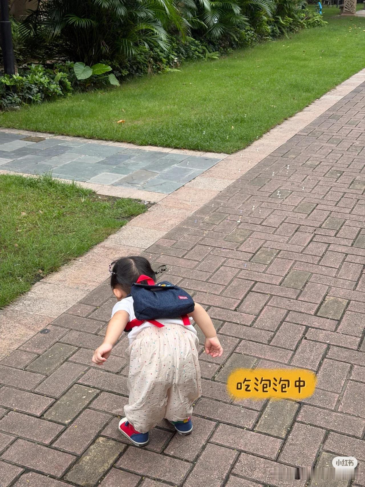 今天坐地铁，带着宝贝去大运新天地，跟女儿一起吃午饭。

我拉着宝贝的小手走进地铁