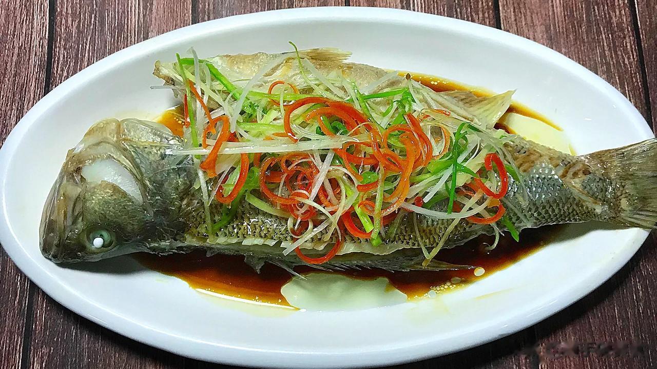 清蒸鲈鱼的家常做法，简单方便，年夜饭必备
做法戳右边视频>>