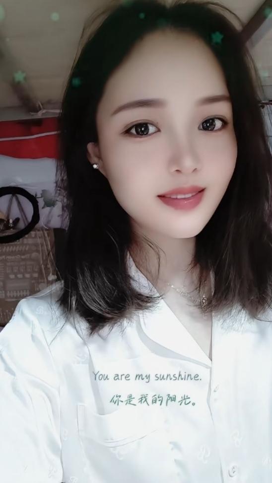 阳光女，微笑面对每一天！🌞😊这位阳光女就像生活里一颗璀璨的小太阳，每一步都轻