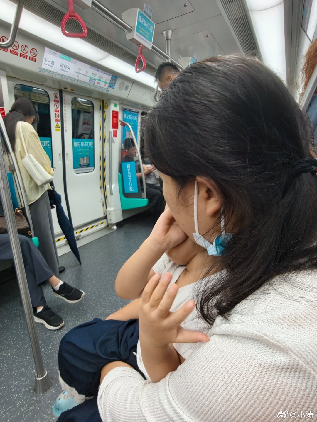 地铁里，边上的妈妈在不断亲吻年幼的女儿，但口气太味儿了，我坐在边上都快被熏晕了。
