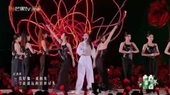 叶童[超话]跳楼机燃烧的玫瑰看哭了乘风2025三公看叶童的唱跳舞台，简直是视觉与