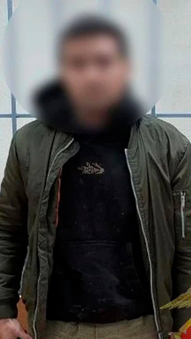 来自中亚国家的移民焊工因身着女装并穿着丝袜的照片被驱逐出俄罗斯

这名29岁的移