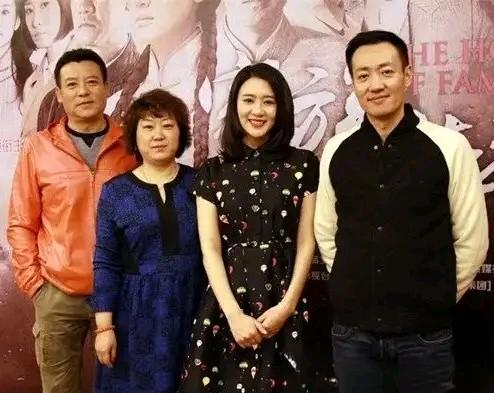 右边这位身材高挑、面容帅气的男演员是辛柏青，左边那位气质沉稳的则是演员佟凡。中间