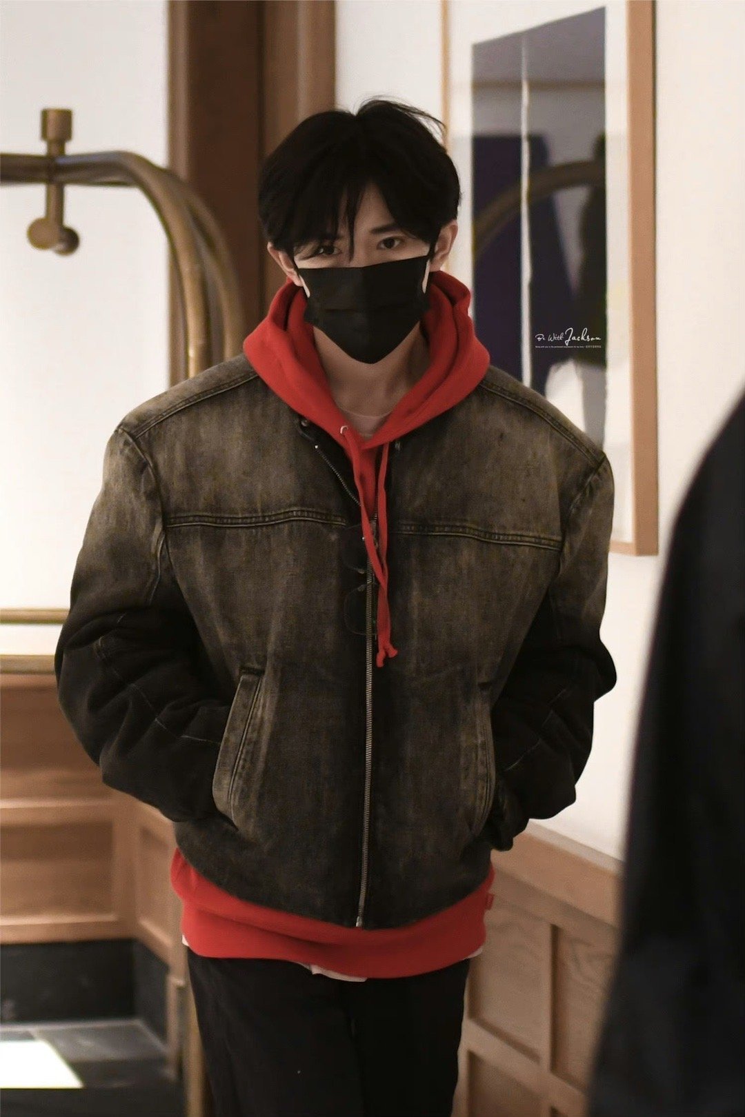 易烊千玺  丹麦工作下班路透 辛苦啦[抱抱] ​​​