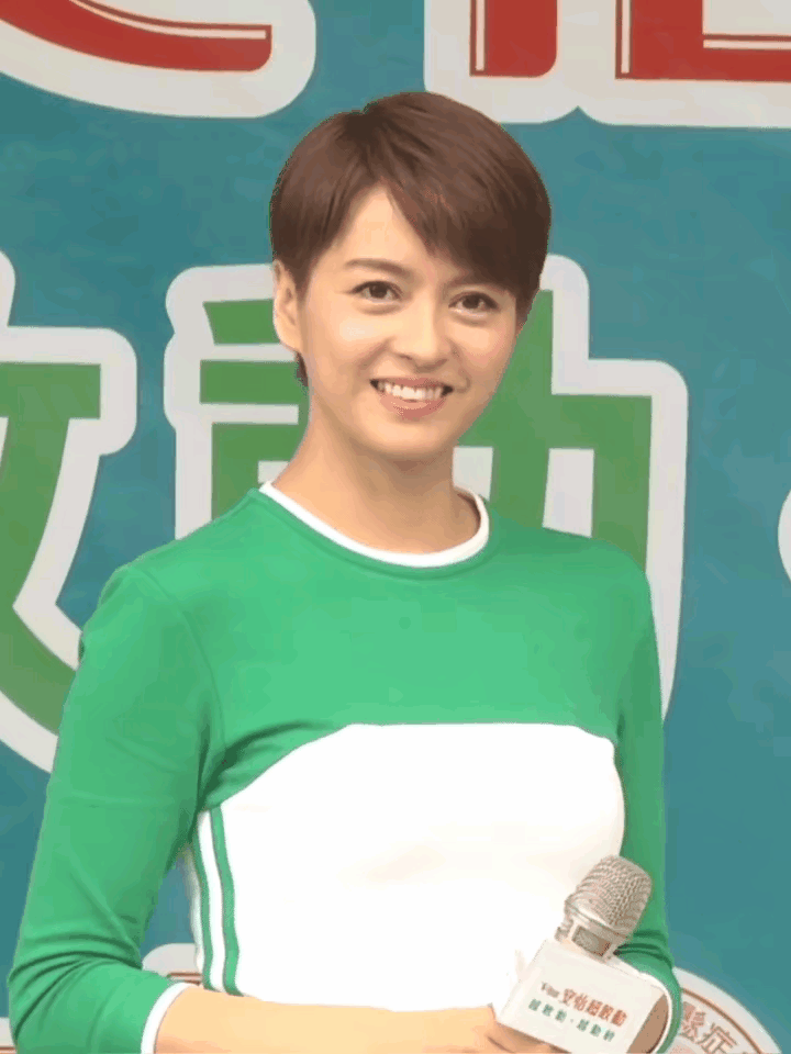 梁咏琪真的是模样一点没变啊，自然美[玫瑰]
不浓妆，不艳抹，照样的清澈靓丽，这种