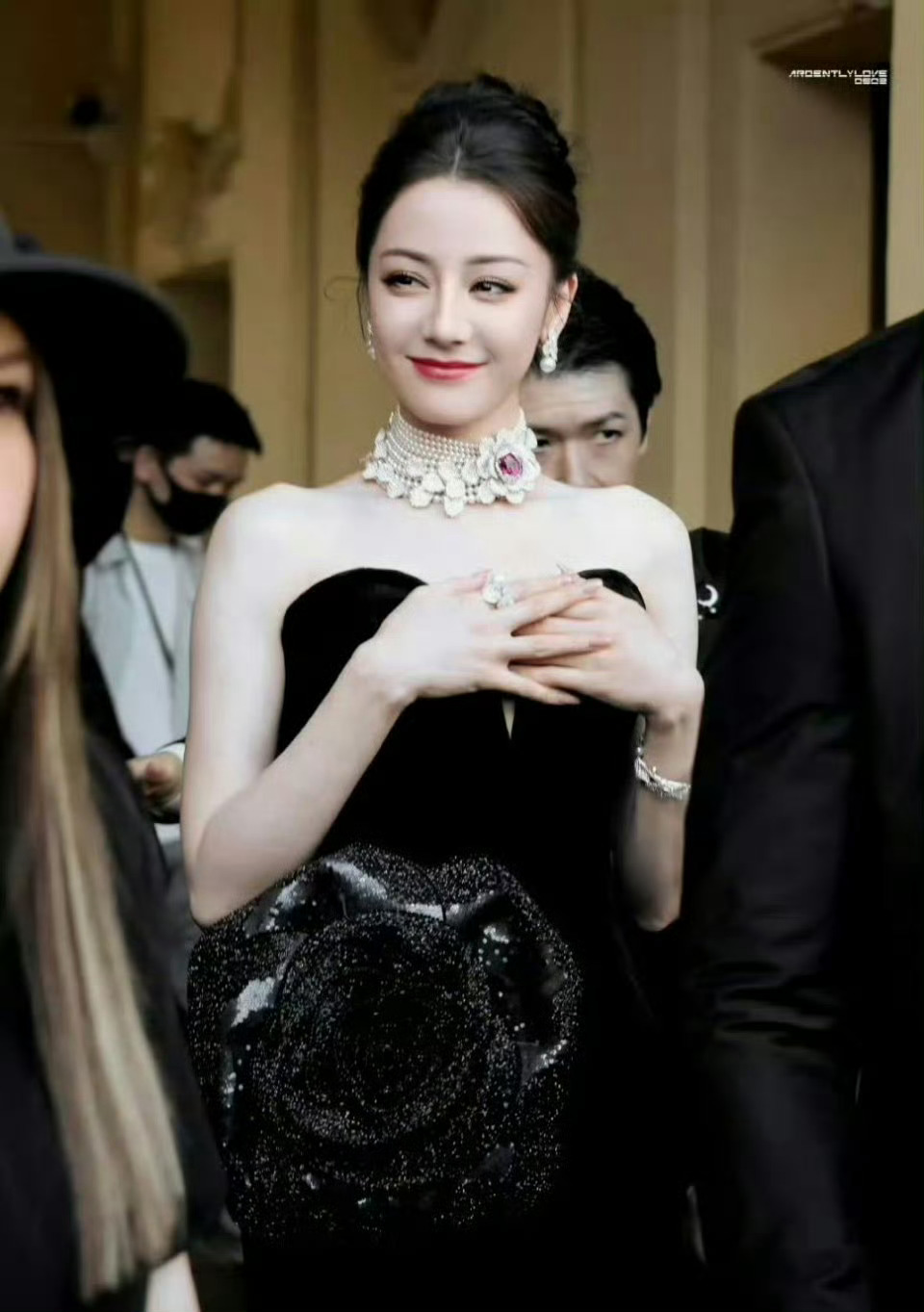 闵塔鲨 审美闵塔鲨的局限在于，不能充分发挥迪丽热巴的颜值和身材优势，他的造型倒也