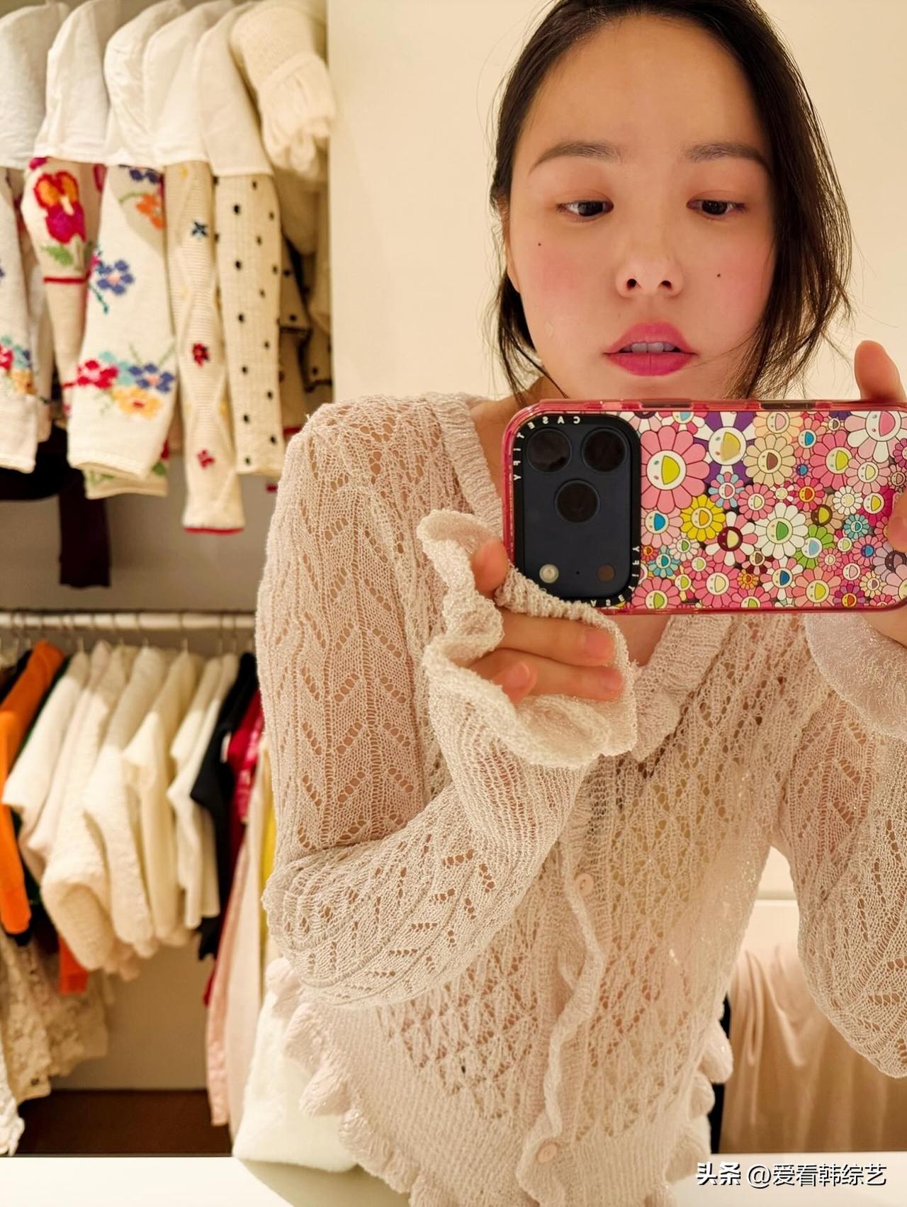 10日，演员闵孝琳在Instagram上发布了多张照片。照片中，闵孝琳换着黑色连