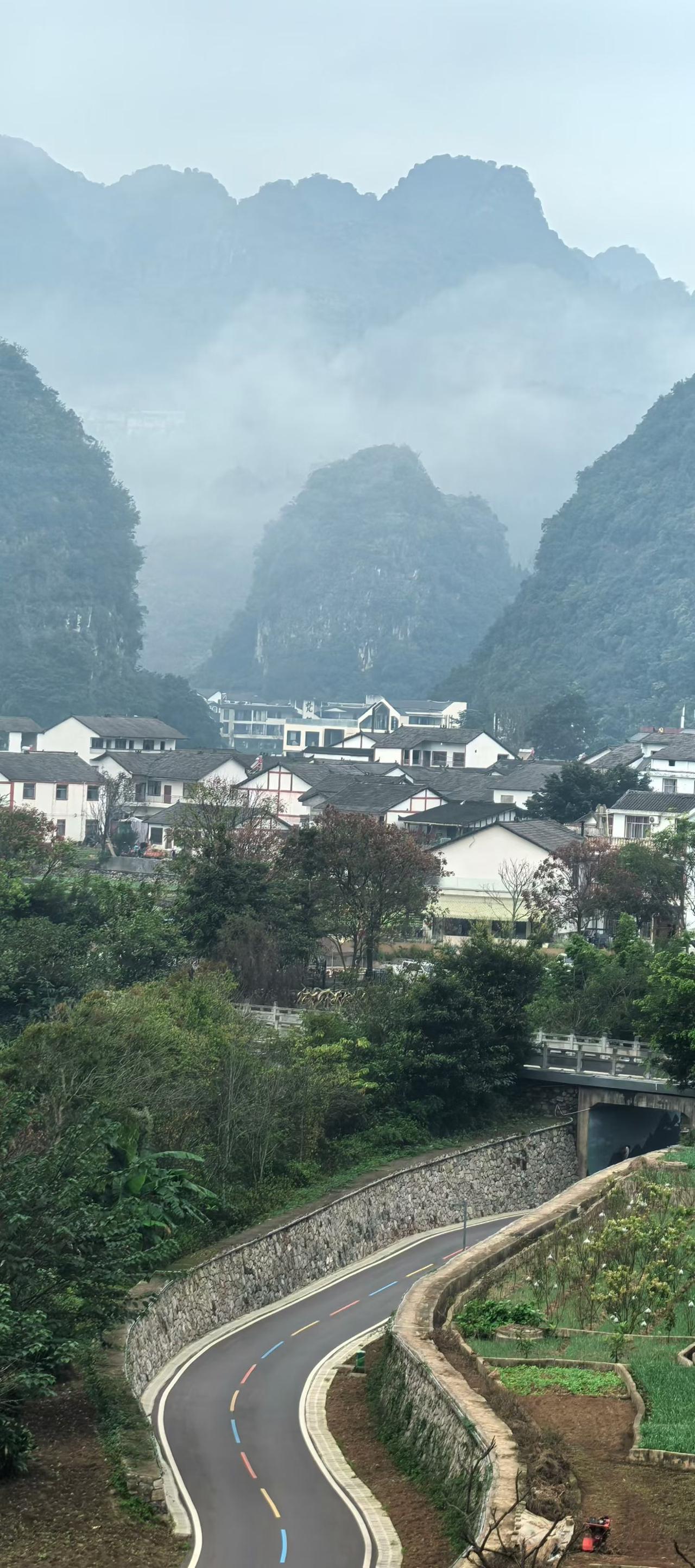 大股东减持套现这事，为什么一直以来都不能规范下来，明眼人都知道，大股东减持套现对