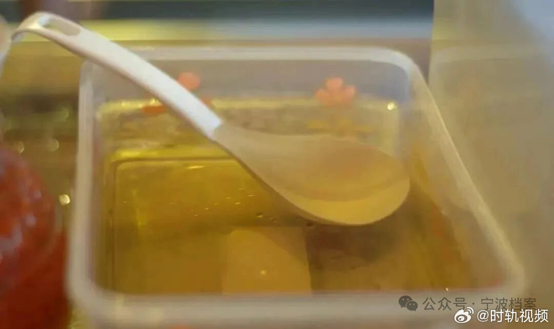 木莲冻是多少老宁波的夏日限定 儿时的盛夏，没有冰箱，没有空调，没有冷饮。简简单单