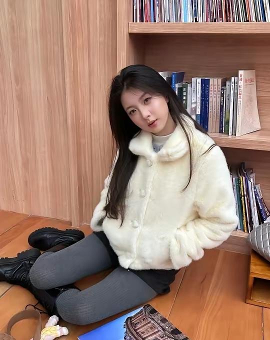 窝在满是书籍的角落，毛绒外套裹住了冬日的温柔，慵懒地和时光并肩走，这一刻的松弛感