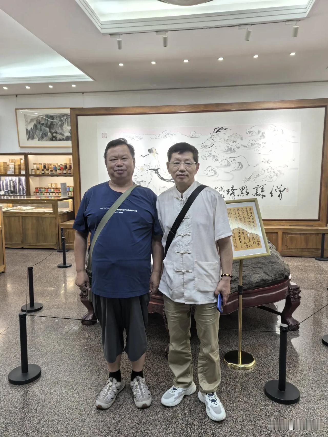 题荣宝斋参访照片楹联
（2024年9月6日）
荣宝斋参访，有胖有痩；
武陵