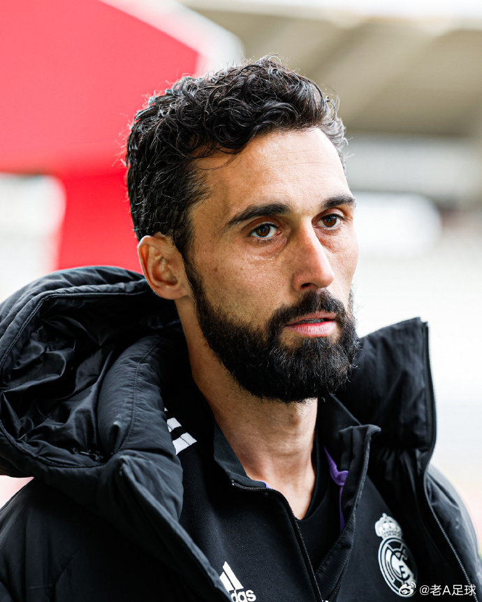 据《阿斯报》报道，皇马主帅阿韦洛亚如今已深陷内部质疑，欧冠对阵曼城成为他最后的救