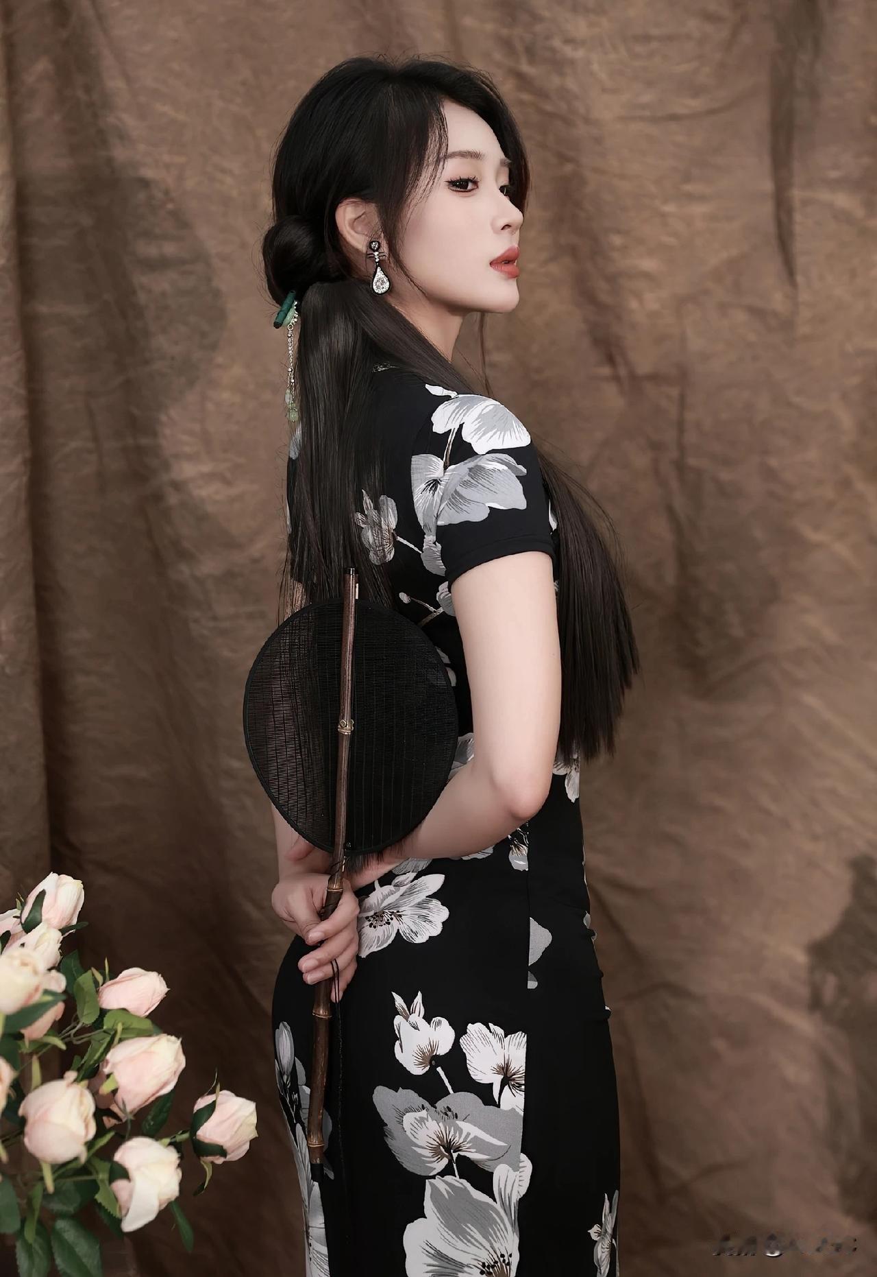 旗袍的配饰有哪些你知道吗? 黑裙花影，古韵悠长，一扇团扇，尽显东方韵味。除了团扇