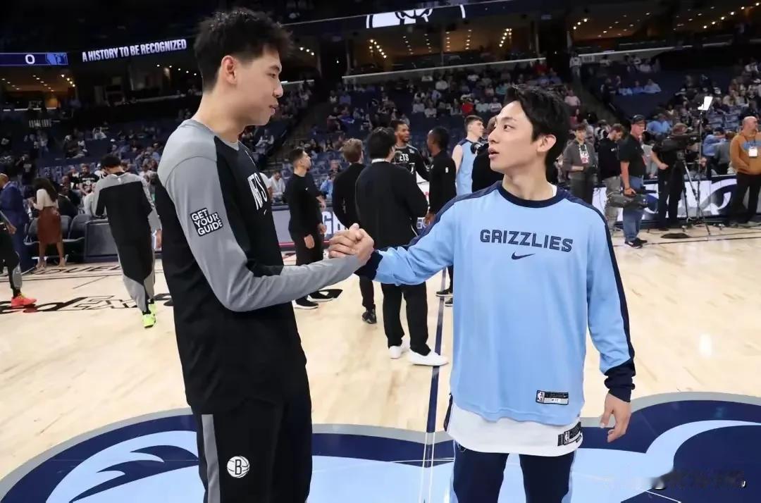 太难了，崔永熙与河村勇辉在NBA现场握手，引起争议，说他俩看起来怎么关系那么好，