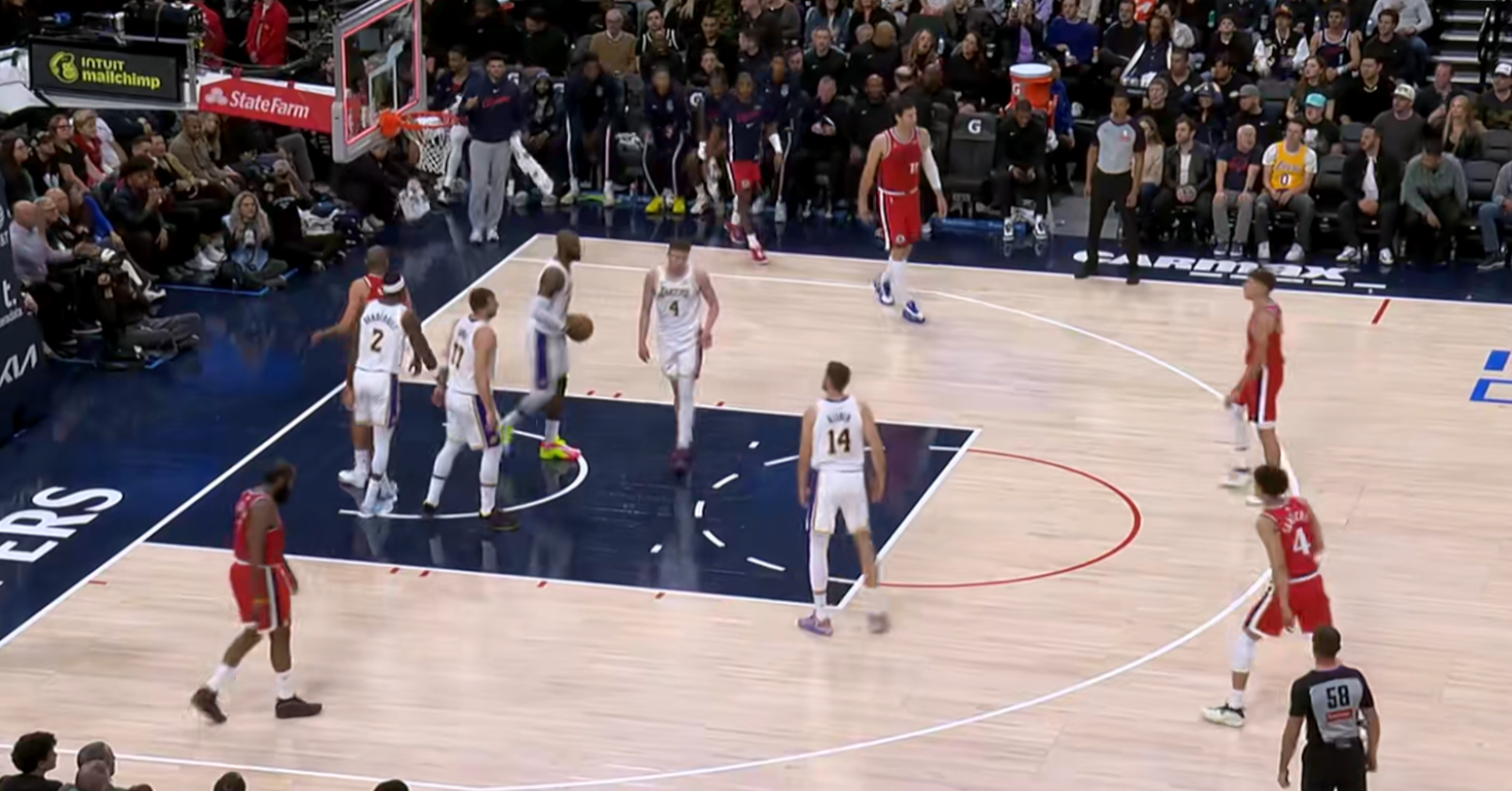 首节湖人15:28落后快船13分，如何评价湖人首节的表现？东契奇5分4篮板，詹姆