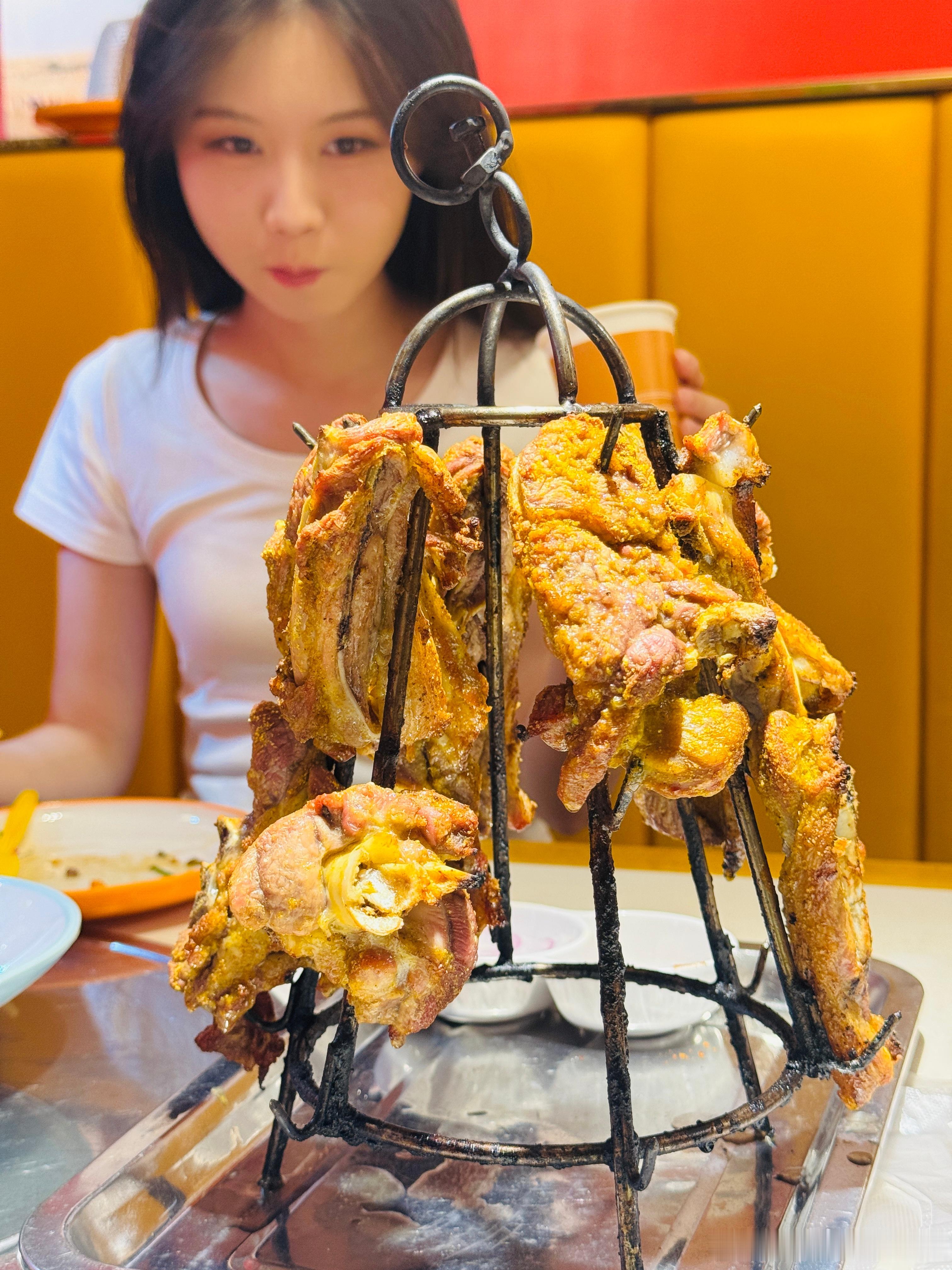 我和落地新疆，活动的晚宴按照本地习惯安排在了9点，实在太饿了，出来先随便吃点，和