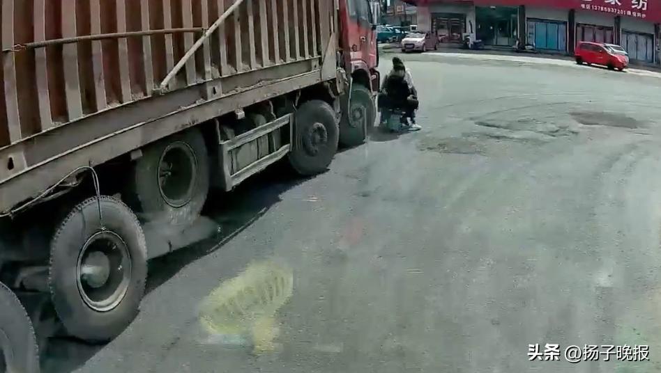 痛心！河北昌黎大货车右转盲区肇事，母子二人不幸身亡，教训刻骨铭心
 
5月31日