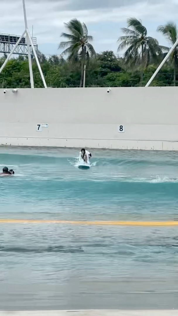 王霏霏真把冲浪玩明白了王霏霏划水直拍王霏霏海上冲浪直拍质感直接拉满，站在板上身姿