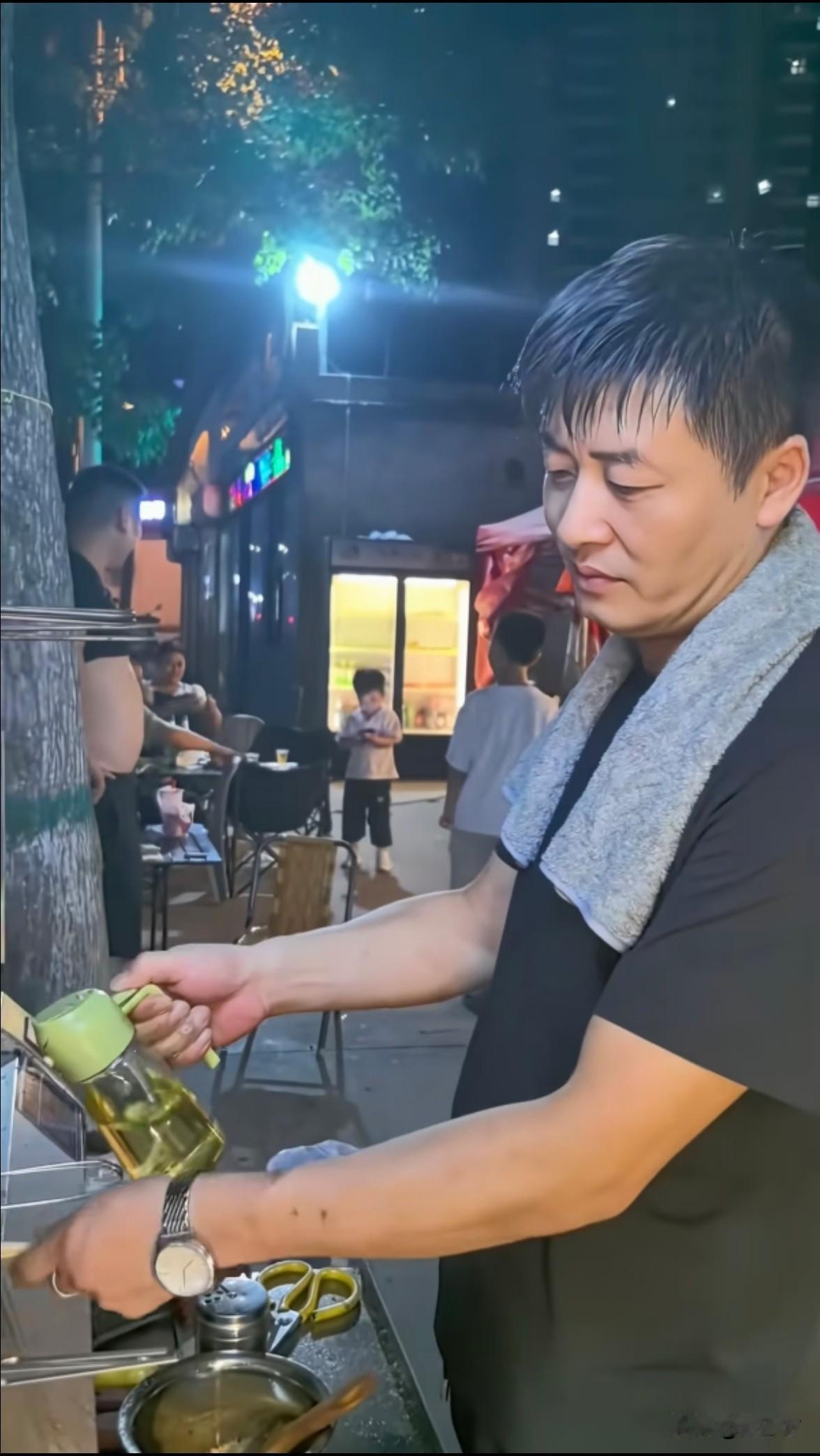 真希望是他！
只是三分像他，我便慌了神，
不知道为什么，看着这张脸，
突然泪目了