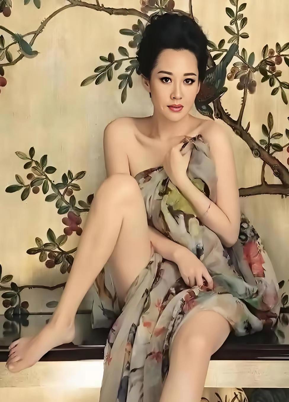 她是我们眼里的“任盈盈”，是曾经多少人心目中的白月光与女神。69年出生，至今未婚