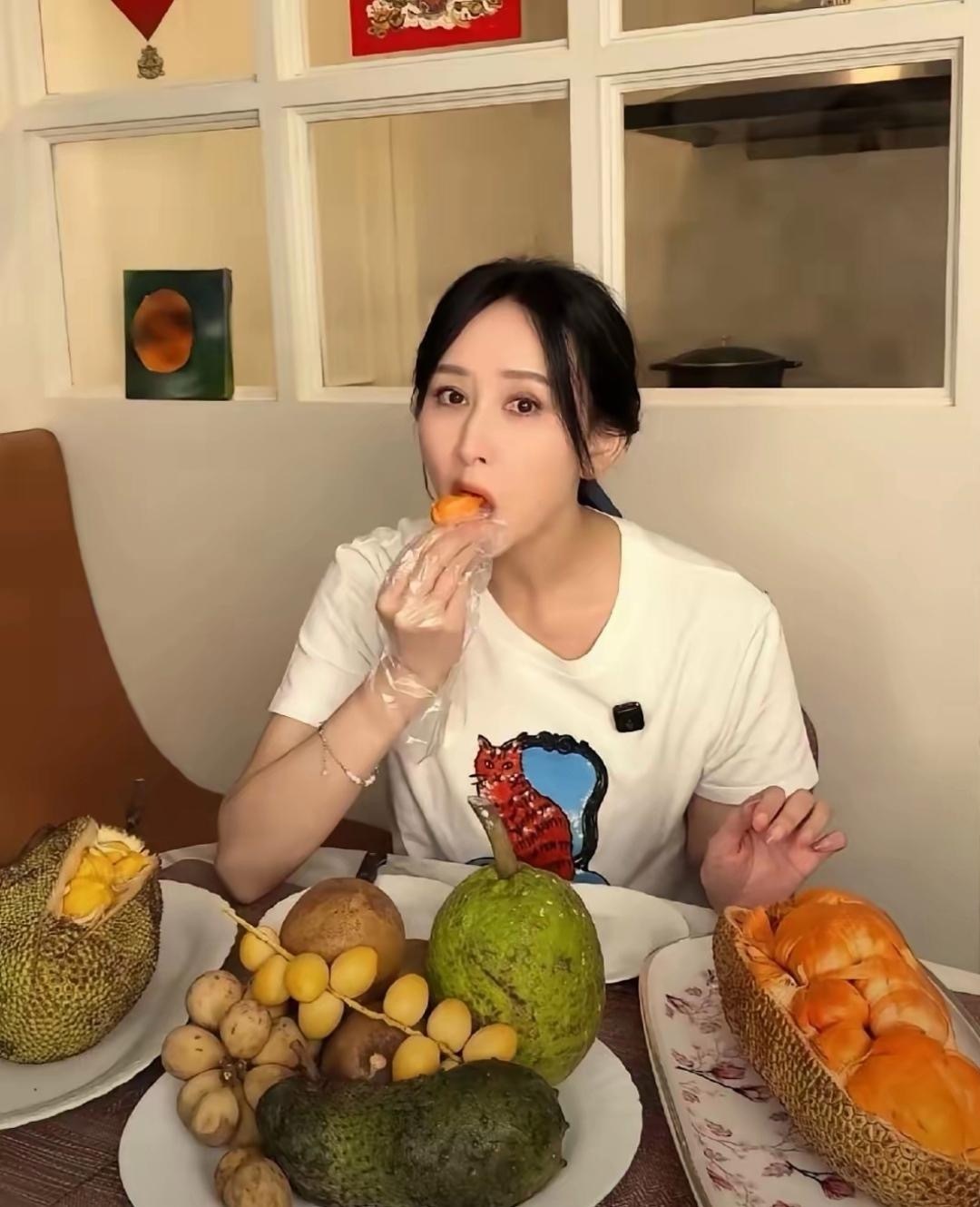 胡静测评马来西亚水果，这一桌子都没怎么见过 