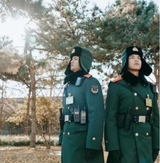 为什么各国军队采用棉服保暖而不是羽绒服，你知道原因吗？

寒风一刮，普通人第一反