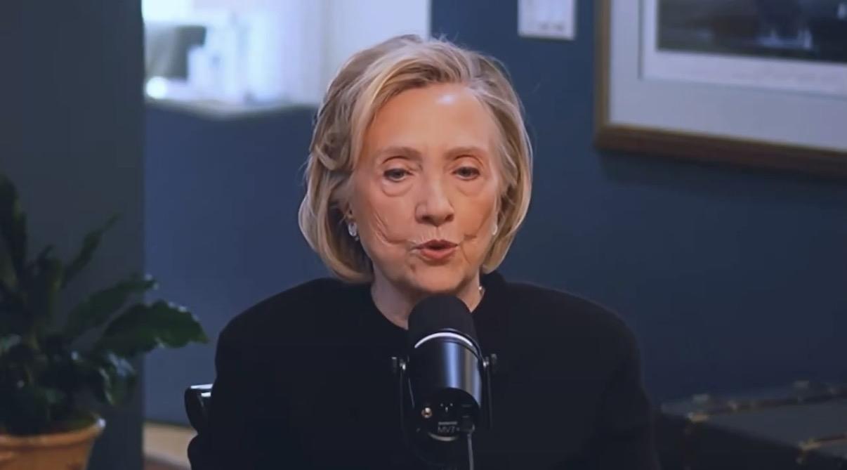美国前国务卿希拉里·克林顿今天说：“特朗普心甘情愿充当普京的傀儡，为普京提供帮助