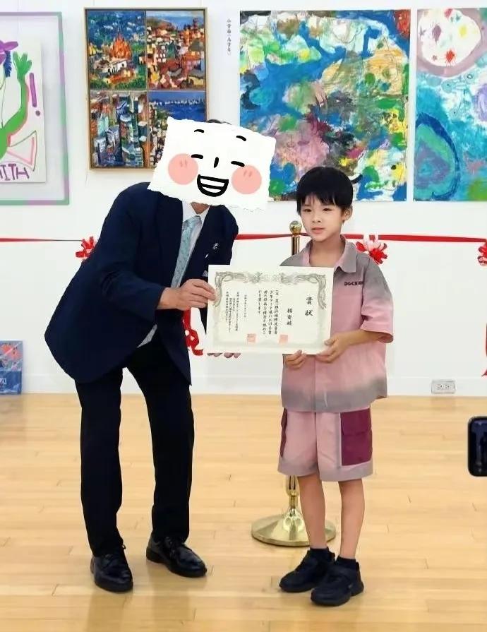 黄圣依和杨子小儿子安麟的绘画作品在东京画廊展出，评委会评价8岁的安麟画作色彩碰撞