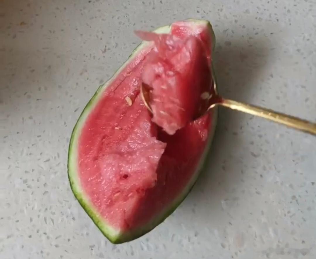 当我意识到西瓜也是瓜西瓜不仅是瓜 它还能炒着吃之前的白瓤很厚妈妈就会给他凉拌起来