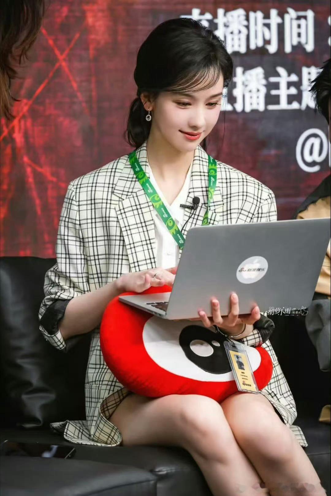陈都灵雁回时扫楼生图 陈都灵雁回时直播状态 陈都灵雁回时扫楼生图，姐姐这气质绝了