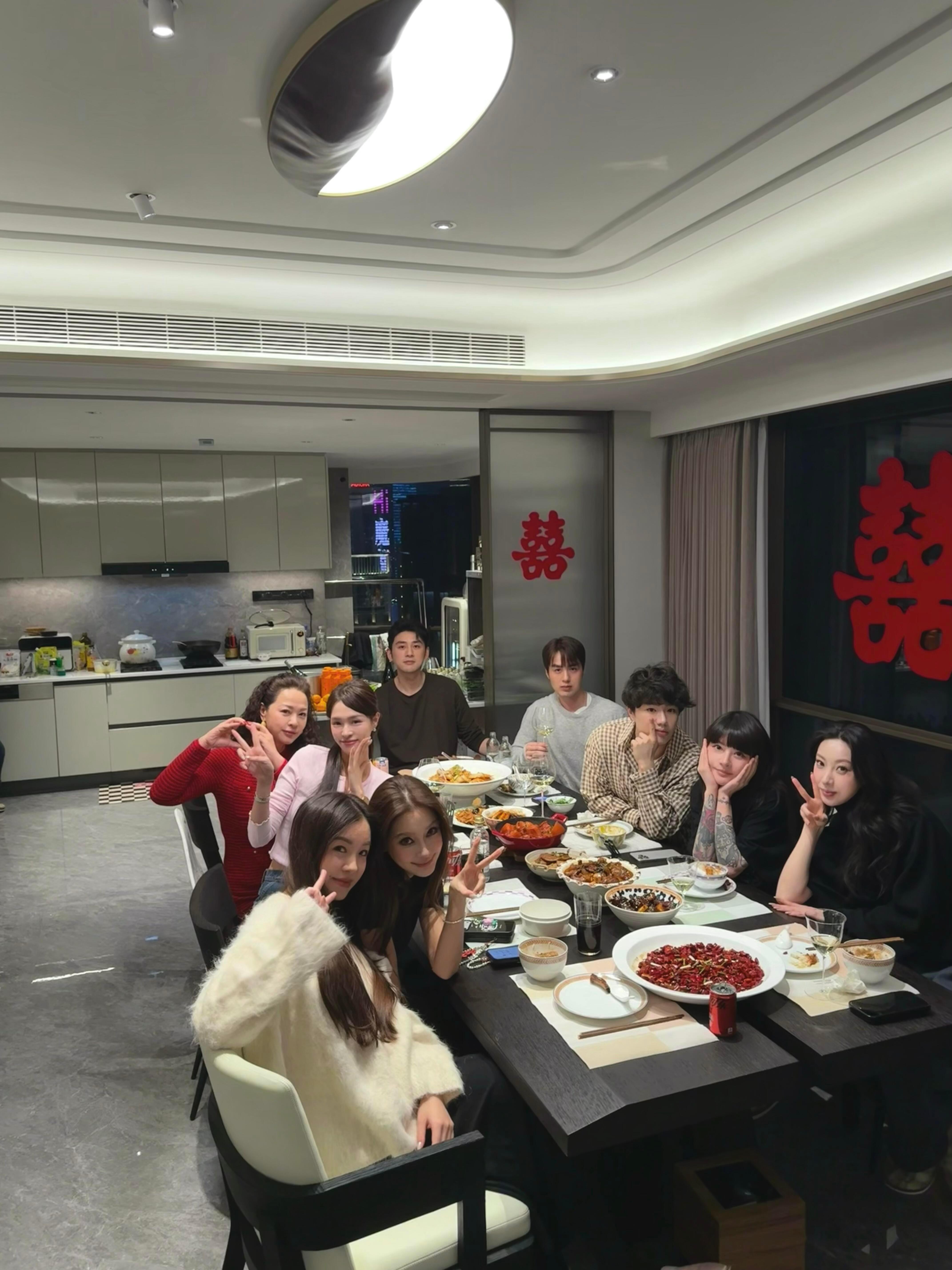 美美哒和姐妹们聚会的baby😌 angelababy真的好美