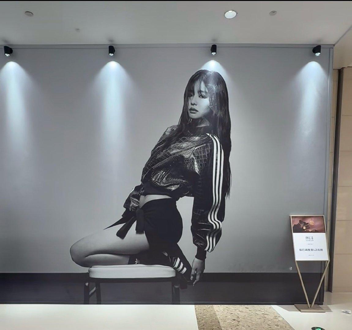 谁在造谣Jennie阿迪达斯没title？线下地广清清楚楚的写着【品牌代言人】哈