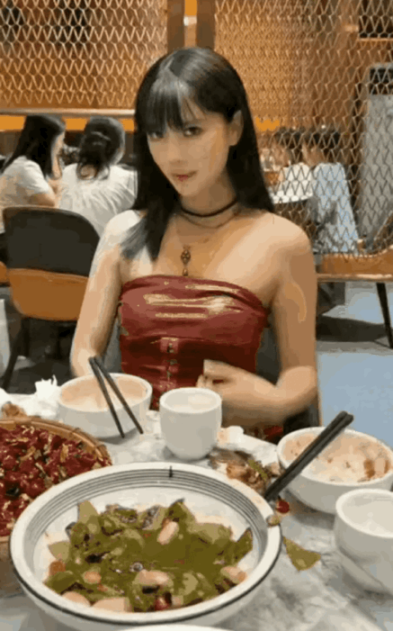 1 网恋奔现，大家觉得美女这波有戏吗？
2 拍戏没错，但这俩人绝对是入戏太深了。