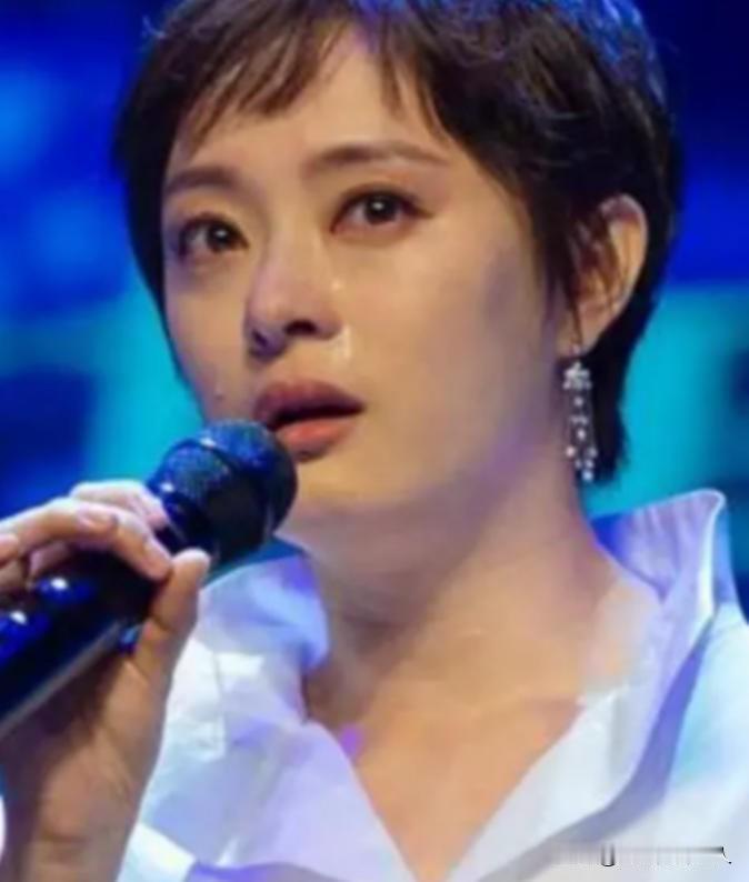 “每月就给我500块，资助不起装什么孙子！”2006年，贫困大学生向海清向媒体怒