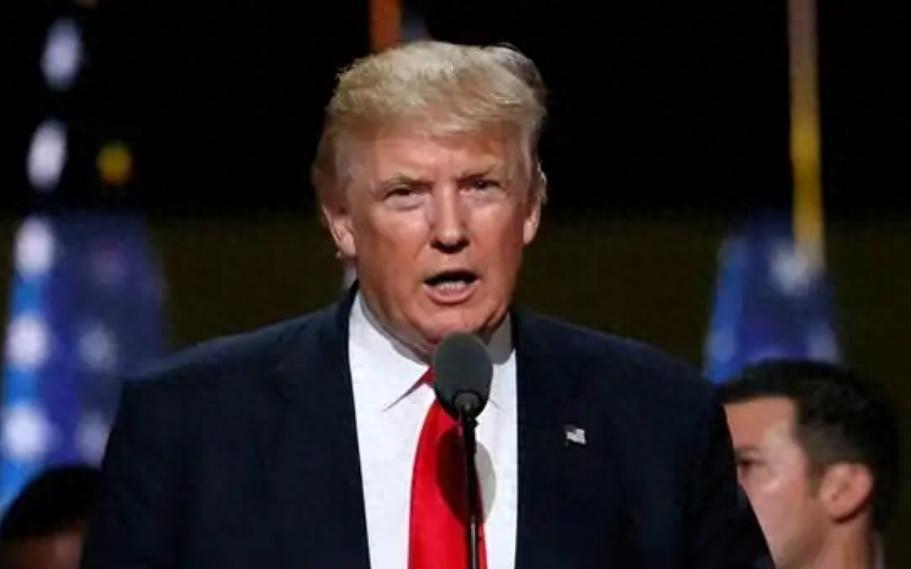 特朗普最近放话要美国拿下格陵兰岛，不然就动武。这事发生在2025年12月，他还派