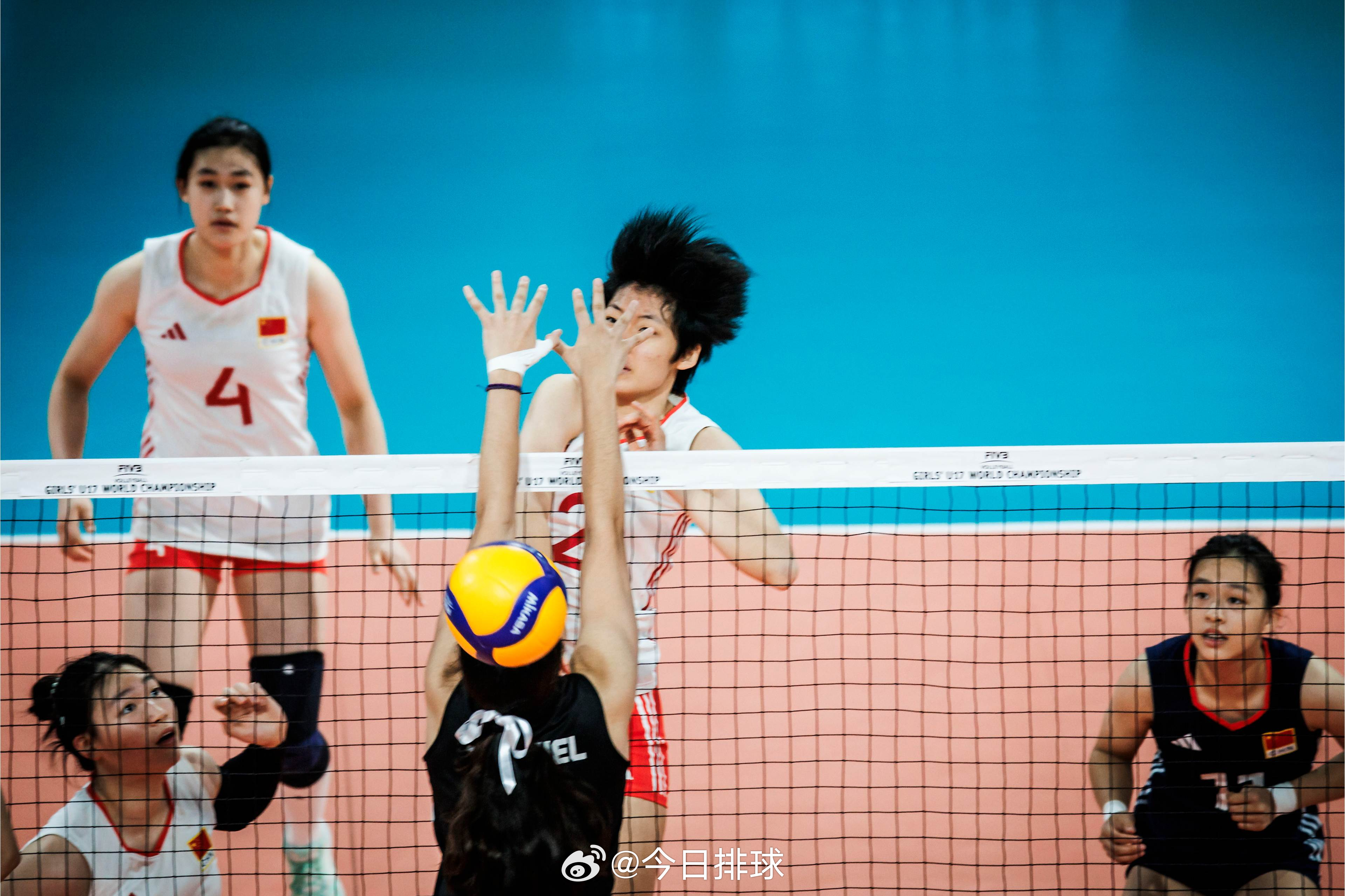 【#2024女排U17世锦赛# 中国队3比0横扫墨西哥晋级四强】北京时间23日凌