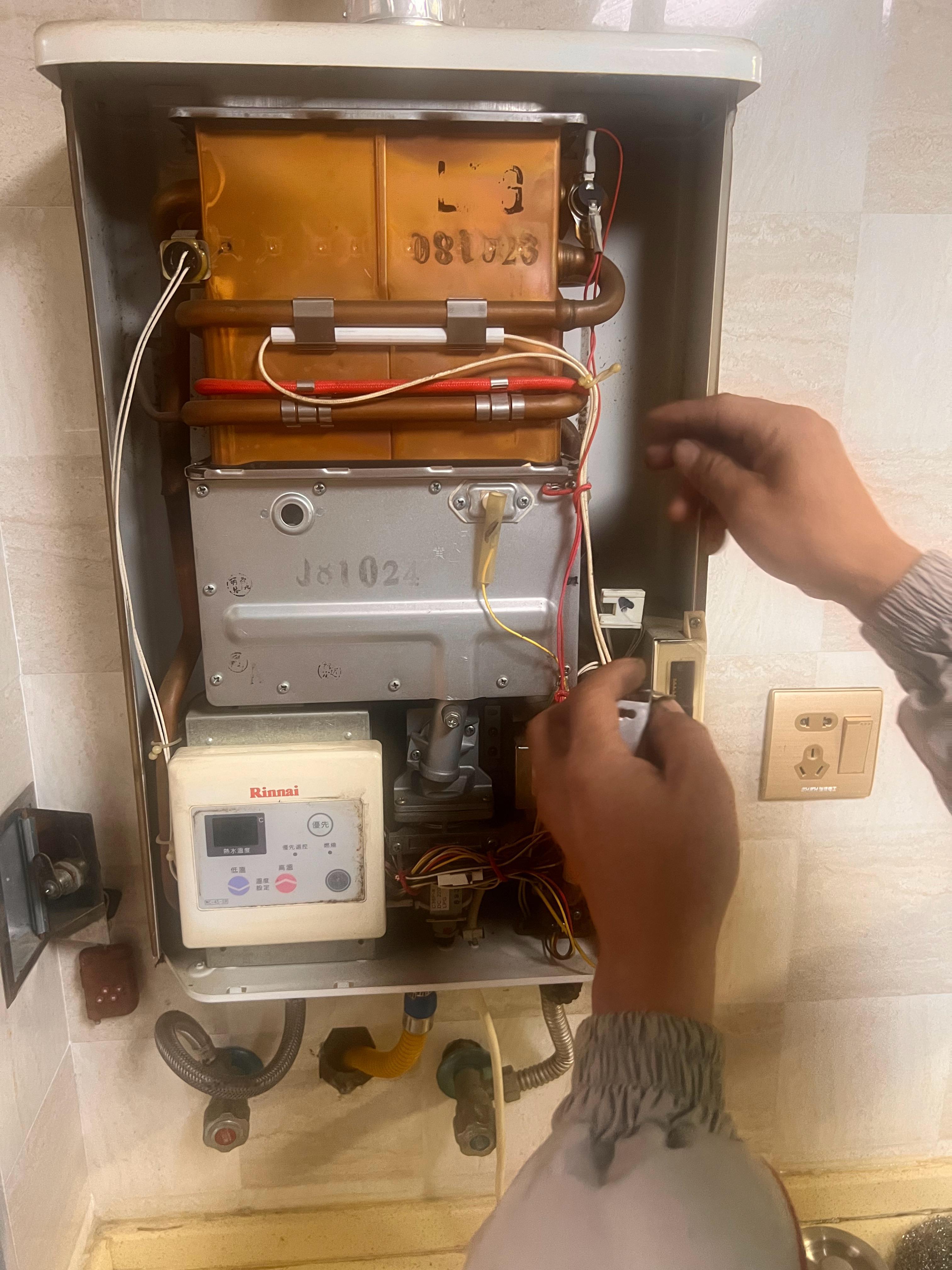 我家老房子这套林内热水器，08年至今用了18年，当时买入价6000元/台。里面的